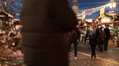 Moskova şehir merkezinde, dekore ve Moskova'da Noel için ışıklı kırmızı kare kırmızı meydanında insanlar üstünde Noel pazarı.