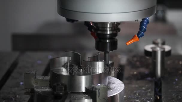Skärande bearbetning i CNC maskin — Stockvideo