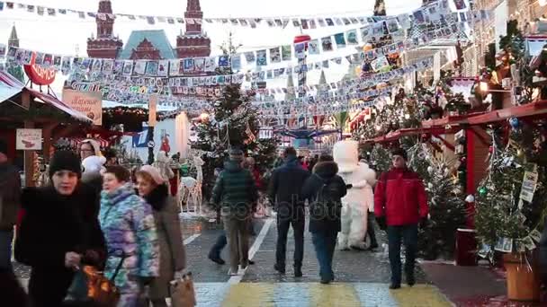 Άτομα για τα Χριστούγεννα στην αγορά στην Κόκκινη πλατεία στο κέντρο της Μόσχας, διακοσμημένο και φωτισμένο κόκκινη πλατεία για τα Χριστούγεννα στη Μόσχα. — Αρχείο Βίντεο