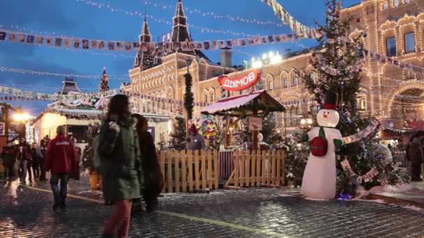 Människor på jul marknaden på Röda torget i Moskva city center, dekorerad och belysta Röda torget till jul i Moskva. — Stockvideo