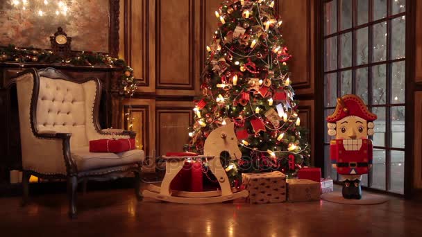 Árvore de Ano Novo decorado quarto interior em estilo clássico — Vídeo de Stock
