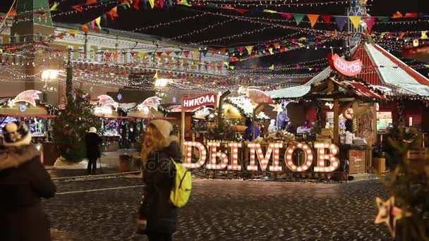 Ludzie na Jarmark bożonarodzeniowy na placu Czerwonym w Moskwie, Rosja — Wideo stockowe