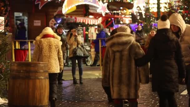La gente en el mercado de Navidad en la Plaza Roja en Moscú, Rusia — Vídeos de Stock