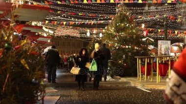 İnsanlar Noel pazarında Red Meydanı Moskova, Rusya