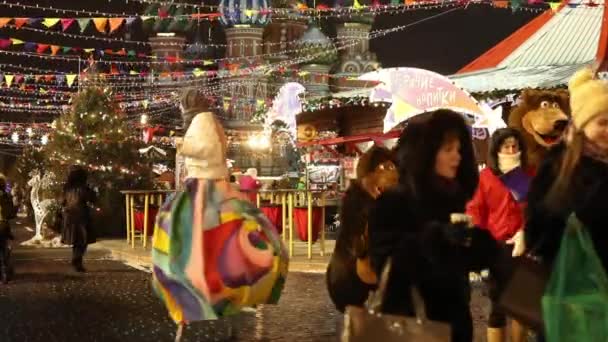 Människor på Julmarknad på Röda torget i Moskva, Ryssland — Stockvideo