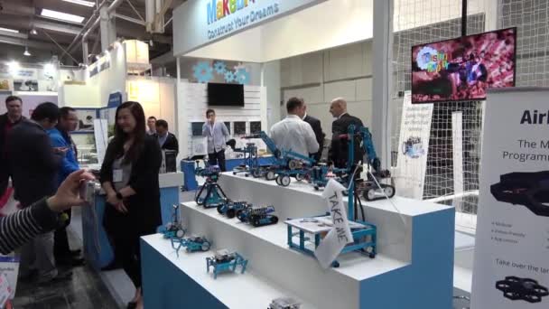 Membuat blok perusahaan Cina dengan robot pada pameran Cebit 2017 di Hannover Messe, Jerman — Stok Video