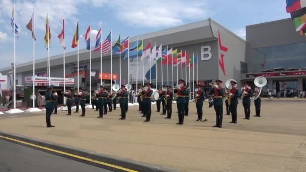 Μπάντα στρατιωτική ορχήστρα που παίζει για διεθνή στρατιωτική φόρουμ στην περιφέρεια Μόσχας, Ρωσία — Αρχείο Βίντεο