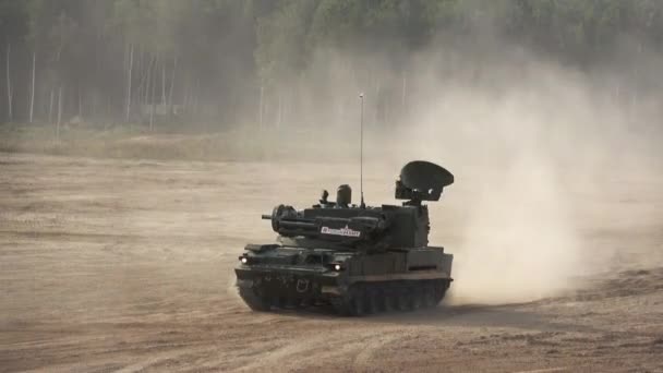 Tanks rijden op de weg op het militaire Forum International in Moscow region, Rusland — Stockvideo