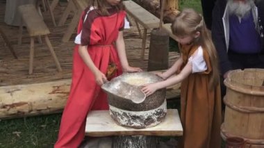 Times ve Kolomenskoe Moskova, Rusya dönemini Festivali. Canlandırma eski Rus dönem. Deneysel taşlama ve antik un üretimi