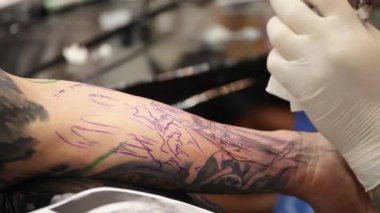 Vücuduna dövme. Dövme sanatçısı yapmak tattoo studio