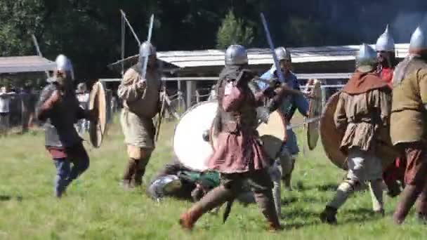 Участники международной исторической реконструкции средневековой культуры, рыцарские бои — стоковое видео