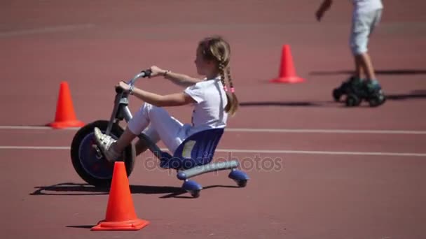 Niña en triciclo en Moscú, Rusia — Vídeos de Stock