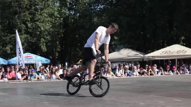 Extreme Bmx bike riders making tricks — Stock Video