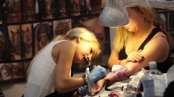 Tatoeage op het lichaam. Tatoeëerder maken tattoo in studio — Stockvideo