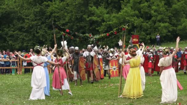 回、モスクワ、ロシアで Kolomenskoe で時代祭。ローマ帝国時代の再現。剣闘士の戦い — ストック動画