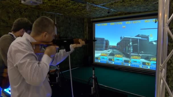 Man spelen video arcade shooting rifle range spel — Stockvideo
