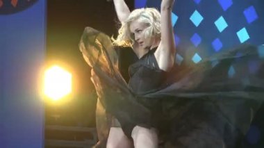 Rus kız pop şarkıcısı, Moskova, Rusya performansını