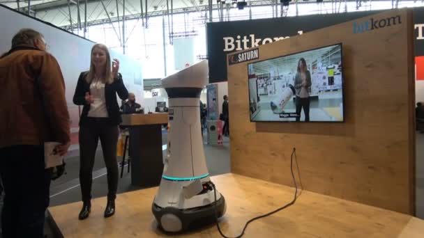 Robot cyfrowy recepcjonistka Paul na Saturn stoisko na targach Cebit 2017 w Messe Hannover, Niemcy — Wideo stockowe