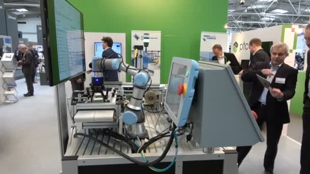 Un robot industriel universel dans l'industrie manufacturière exposé Cebit 2017 à Hanovre Messe, Allemagne — Video