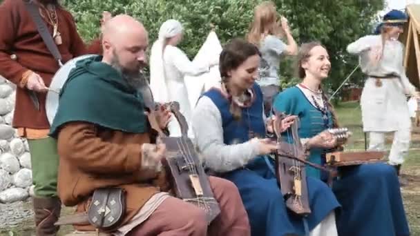 El festival anual en Kolomenskoye. Reconstrucción de la antigua Rus. Músicos callejeros tocan instrumentos musicales tradicionales — Vídeos de Stock