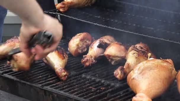 Chiken a la parrilla y kebab — Vídeo de stock