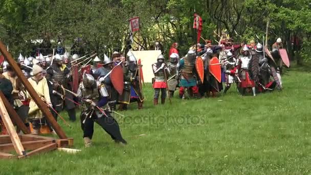 History reenactment in Kolomenskoe in Moscow, Russia. Mongol rule invasion, Battle of the Kalka River reconstruction. — Stock Video