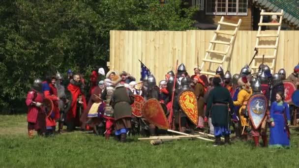 History reenactment in Kolomenskoe in Moscow, Russia. Mongol rule invasion, Battle of the Kalka River reconstruction. — Stock Video