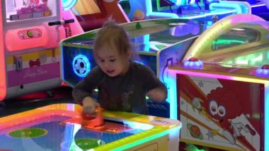 Tablo hava hokeyi arcade oyunu oynayan kız