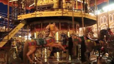 Moskova şehir merkezinde, dekore ve Moskova'da Noel için ışıklı kırmızı kare kırmızı meydanında insanlar Noel'de Pazar. Noel ın Bazaarı atlıkarınca at salıncağa