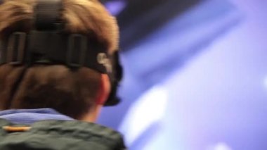 Oyun Merkezi video oyununda Oculus sanal gerçeklik gözlük kullanan adam