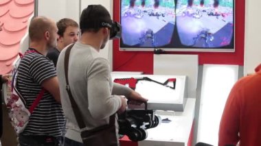 Oyun Merkezi video oyununda Oculus sanal gerçeklik gözlük kullanan adam