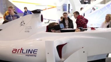 Adam oyun Merkezi sanal gözlüklü otomatik simülatörünü kullanma