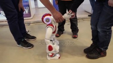 Nao insansı robot Intel tarafından. Robot dans, hareket ve konuşma