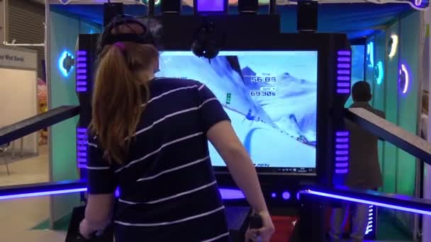 Kayak simülatörü video arcade oyunu oynayan kız — Stok video