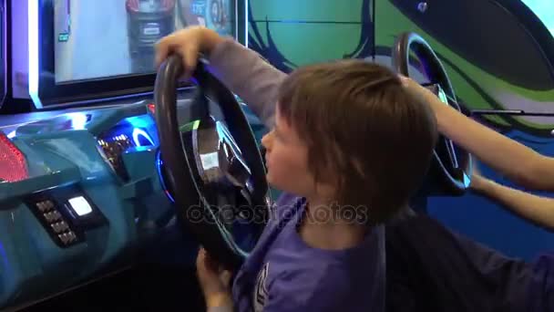 Jongen auto simulator video arcade spel — Stockvideo