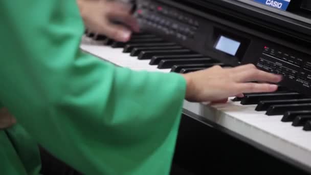 Ragazza mani suonare il pianoforte — Video Stock