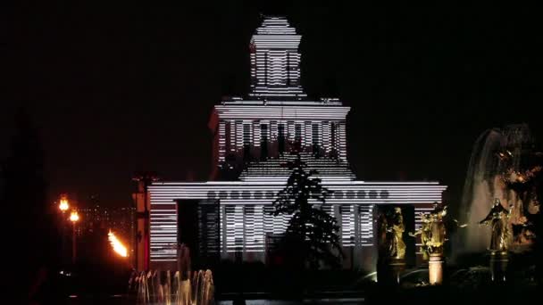 Internationale Festival "Cirkel van licht". Laser video mapping show op de gevel van zahlreiche paviljoen in Moskou, Rusland. 3D projectie mapping op gebouw — Stockvideo