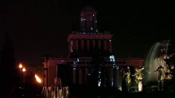 Międzynarodowy Festiwal "Krąg światła". Laser show video mappingu na elewacji pawilonu Vdnh w Moskwie. Mapowanie projekcji 3D na budynku — Wideo stockowe