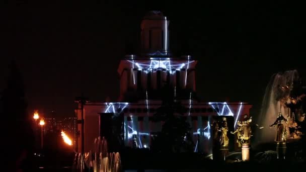 Festival Internacional "Círculo de Luz". Espectáculo de video mapeo láser en fachada del pabellón VDNH en Moscú, Rusia. Mapeo de proyección 3D en el edificio — Vídeos de Stock