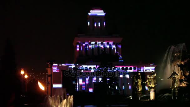 Festival Internacional "Círculo de Luz". Espectáculo de video mapeo láser en fachada del pabellón VDNH en Moscú, Rusia. Mapeo de proyección 3D en el edificio — Vídeos de Stock