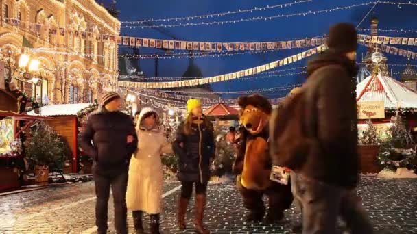 Människor på Julmarknad på Röda torget, inredda och belysta för jul i Moskva, Ryssland — Stockvideo
