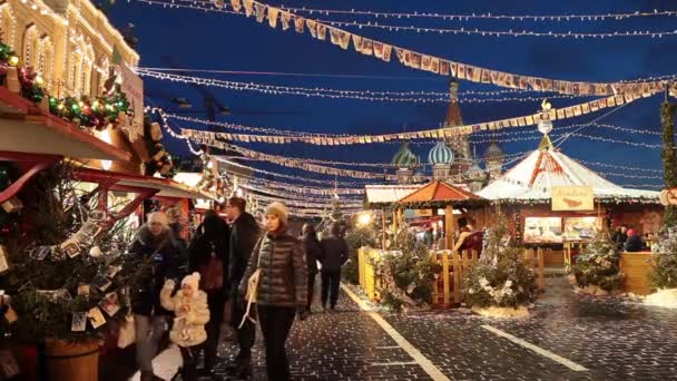 Människor på Julmarknad på Röda torget, inredda och belysta för jul i Moskva, Ryssland — Stockvideo