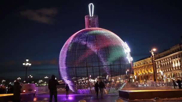 Lichtgevende ball op Manezh plein in Moskou, Rusland. City christmas decoratie — Stockvideo