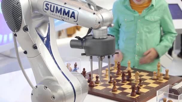 Besökare spela robot schack i game center — Stockvideo