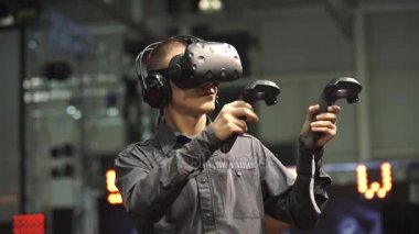 Htc Vive Vr kulaklık video oyun oynuyor adam
