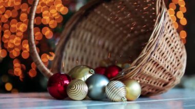 Yeni yıl ağacı topu dekorasyonu ile sepeti,