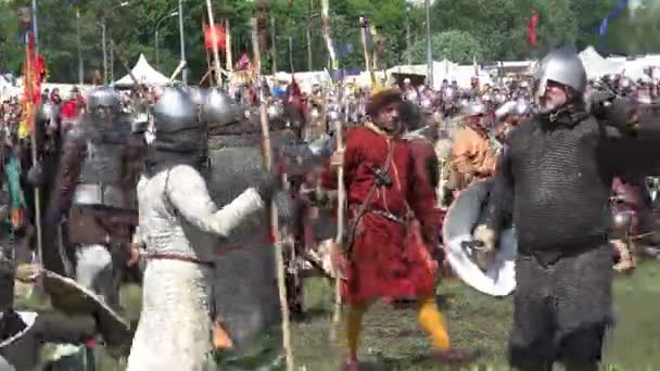 The annual festival in Kolomenskoye. Reconstruction of Ancient Rus. Vikings battle — Stock Video
