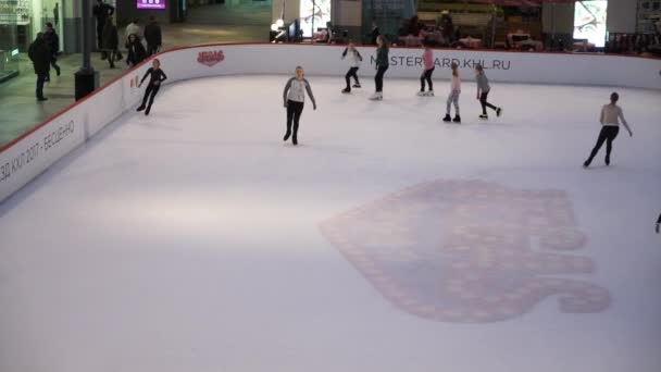 Moscou, Russie - novembre 2016 : Patinage sur glace public à la patinoire intérieure du centre commercial . — Video