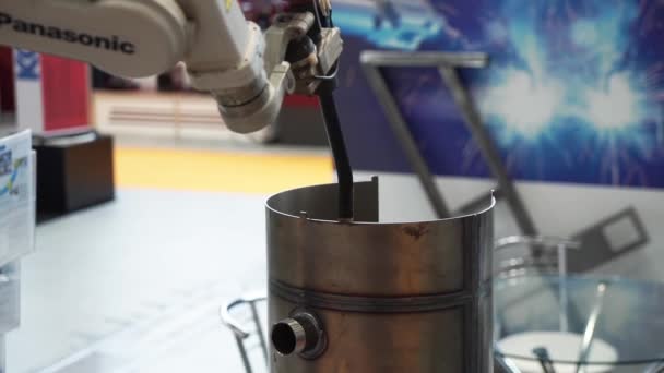 Robot automático de mano en el proceso de soldadura por puntos — Vídeo de stock