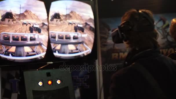Man in virtuele werkelijkheid glazen spelen met het videospel auto extreme rijden — Stockvideo